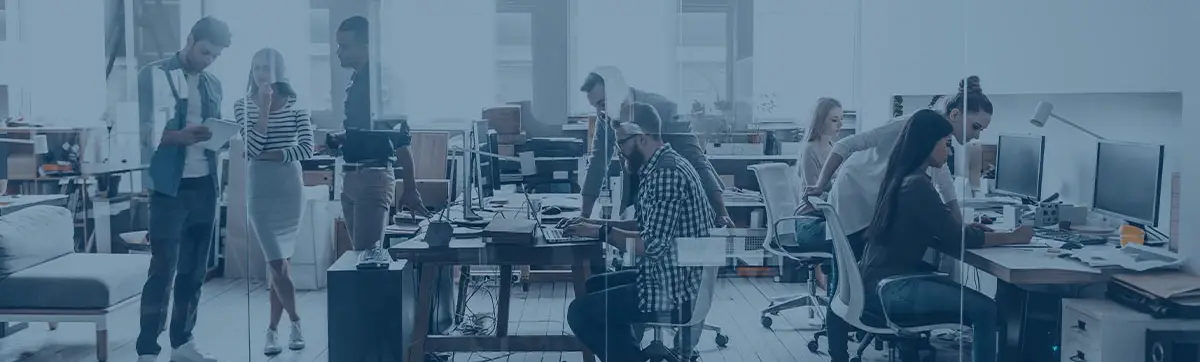 Equipa da The Key SEO a trabalhar no escritório em Lisboa, num ambiente colaborativo.